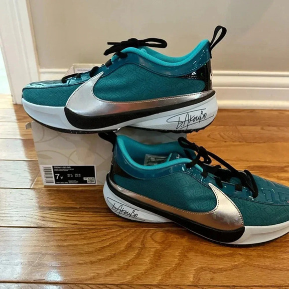 New BIG KIDS' NIKE FREAK 5 SE BASKETBALL SHOES 
Black & teal 
Sz  7 
Retail $110 - Picture 5 of 11